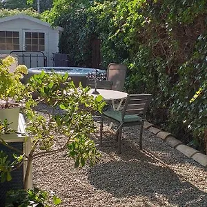 https://le-petit-jardin.fr-provencehotel.com