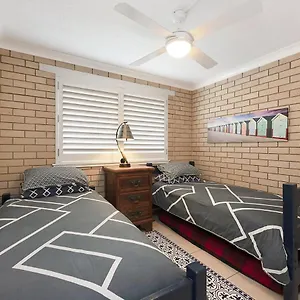 https://shipton-lodge-unit-3-moffat-beach-qld.hotelssunshinecoast.net